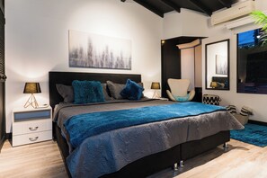 5 bedrooms, in-room safe, iron/ironing board, free WiFi - Spacious 5bed house with WiFi and AC in Poblado Medellin & Free Airport Pickup! (Medellín)
