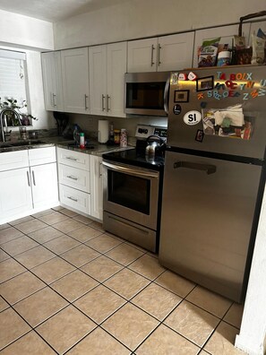 Fridge, microwave, stovetop, coffee/tea maker - Charming 2-bedroom house in awesome Port St. Lucie with AC (Port St. Lucie)