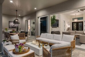 Smart-tv, een open haard, een stereo en een printer