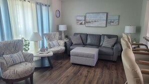 Een smart-tv, een open haard, een dvd-speler en een muziekbibliotheek