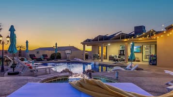 Utendørsbasseng og et oppvarmet basseng