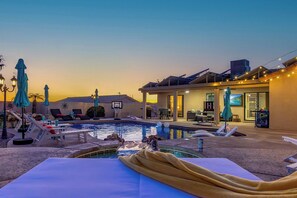 Una piscina al aire libre, una piscina climatizada
