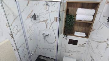 Dusche, Haartrockner, Handtücher, Seife