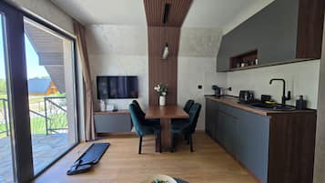 Kühlschrank, Wasserkocher mit Kaffee-/Teezubehör, Toaster