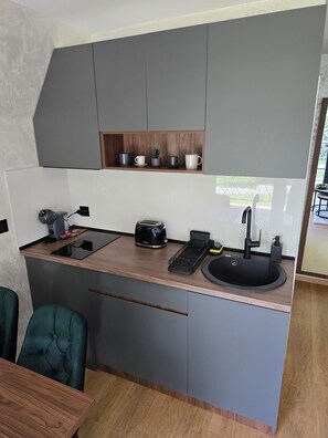 Refrigerador, cafetera y tetera, tostadora y utensilios de cocina 