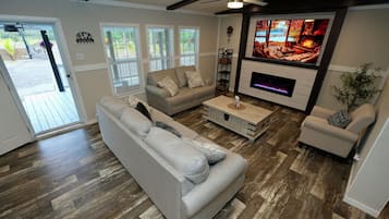 TV connectée, cheminée, table de tennis de table, livres