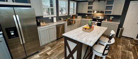 Kylskåp, mikrovågsugn, ugn och spishäll