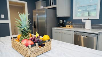 冰箱、微波炉、烤箱、炉灶