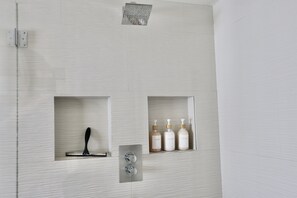 Dusche, Haartrockner, Handtücher