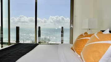 2 habitaciones, escritorio y tabla de planchar con plancha