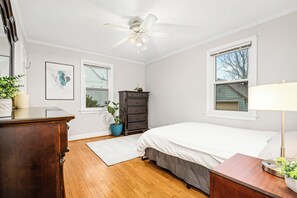 3 habitaciones, escritorio, tabla de planchar con plancha y wifi gratis