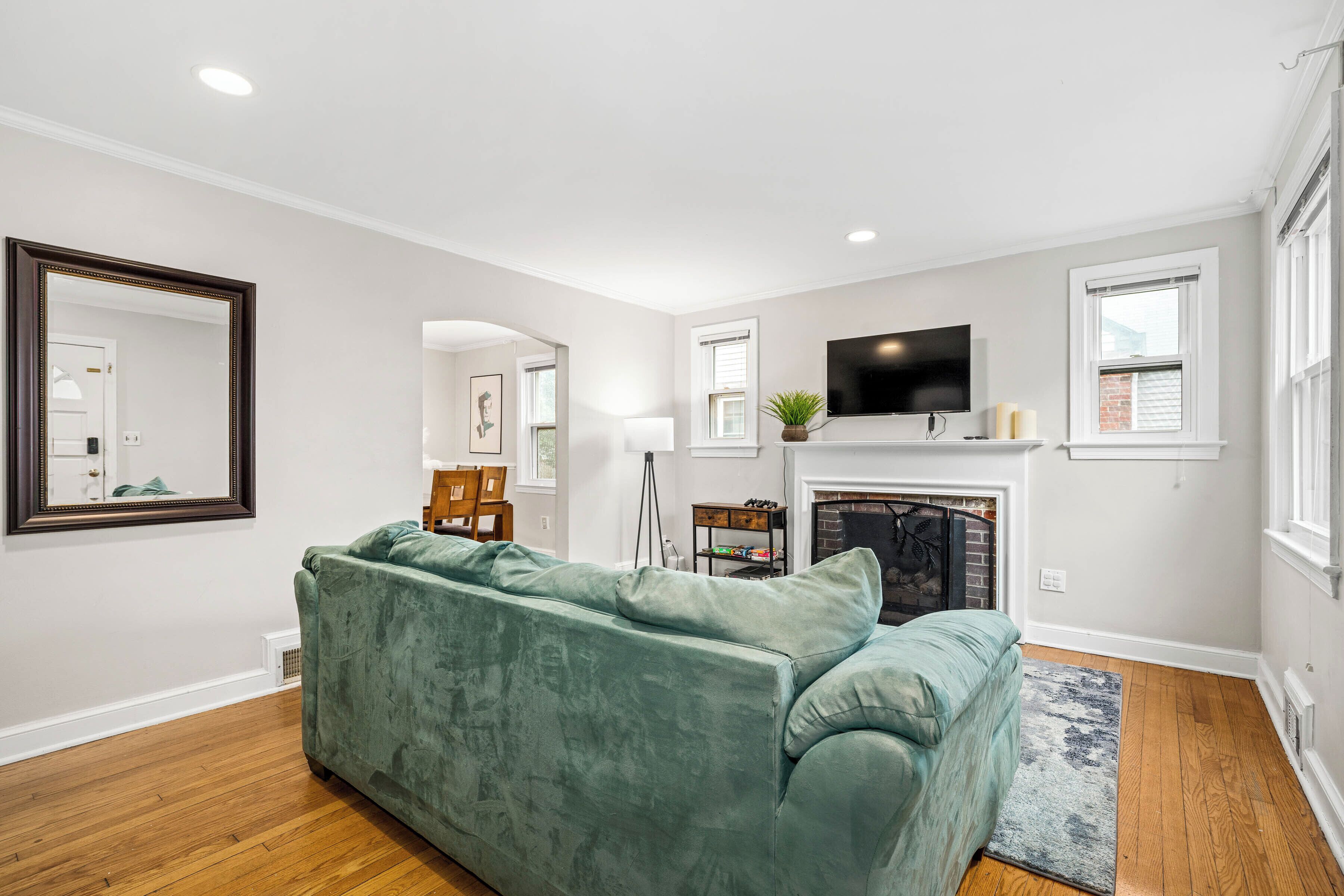 Una Smart TV, una biblioteca de música, una impresora