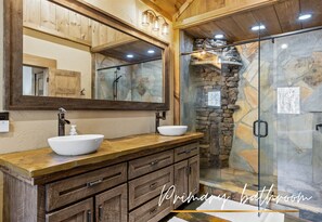 Dusj, hårføner og håndklær