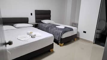 Habitación estándar, 2 camas matrimoniales | Tabla de planchar con plancha y ropa de cama