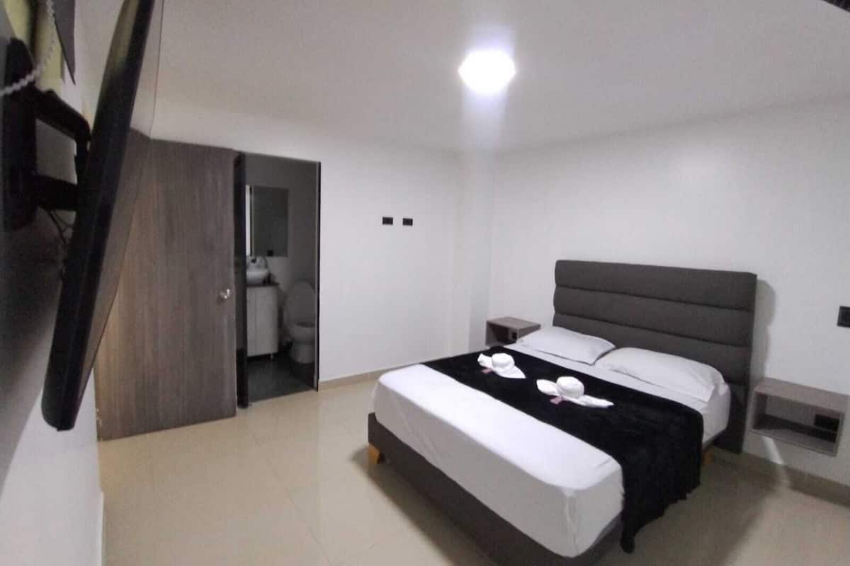 Tabla de planchar con plancha y ropa de cama