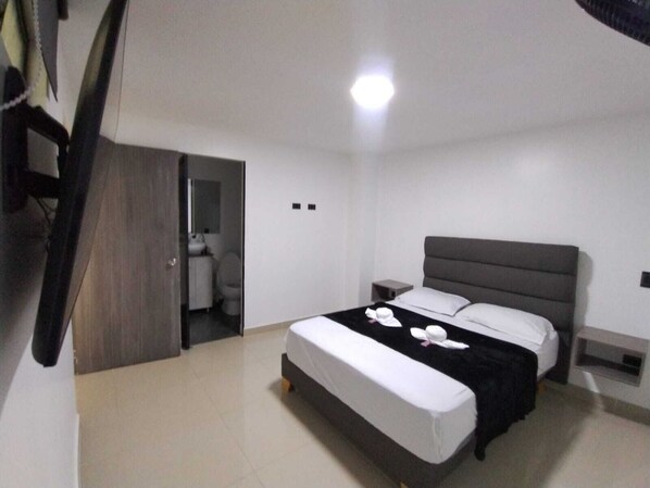 Rom – deluxe | Strykejern/-brett og sengetøy