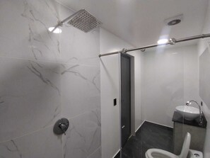 Combined shower/bathtub, rainfall showerhead, towels, soap - format one (Medellín)