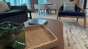 Un salon moderne avec un canapé, un fauteuil et une table à manger.