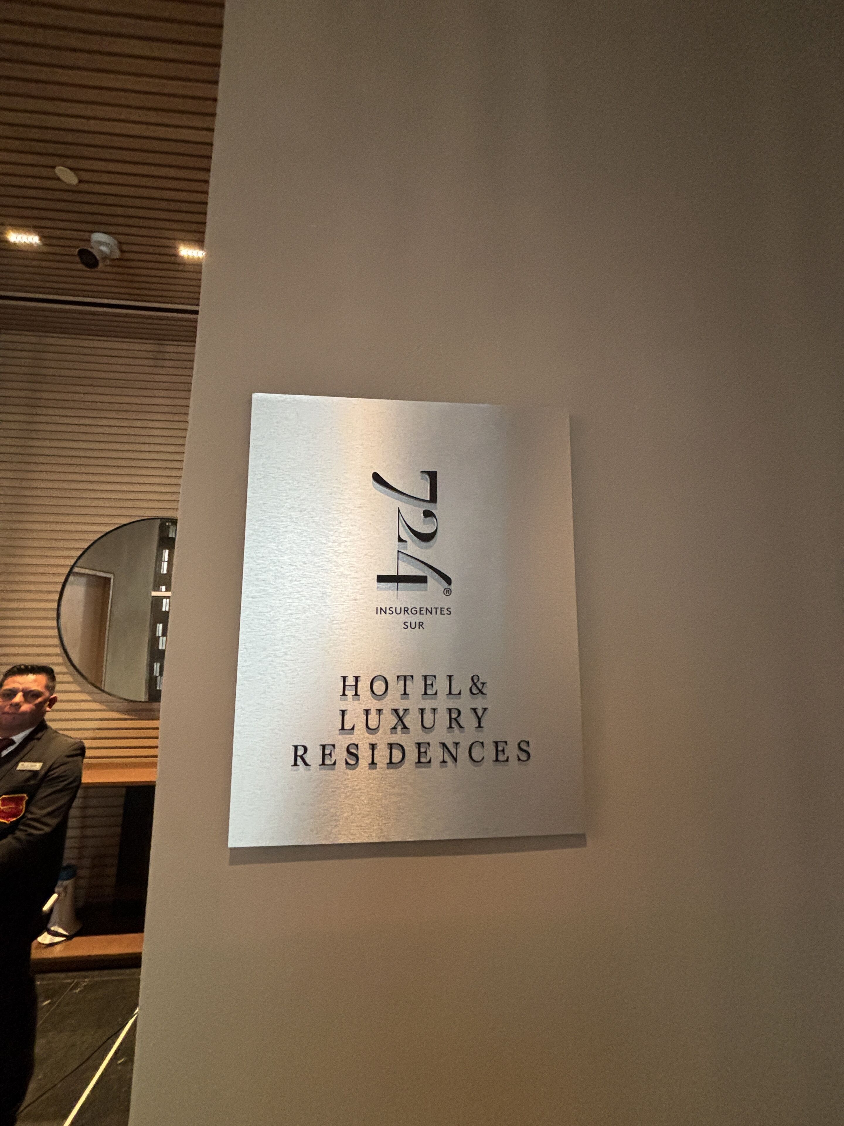Une enseigne indiquant « Hôtel et résidences de luxe », avec un logo et du texte.