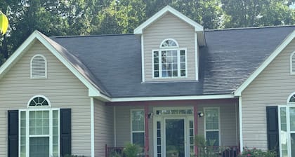 Charming 3-bedroom house in Saint Pauls with AC, WiFi