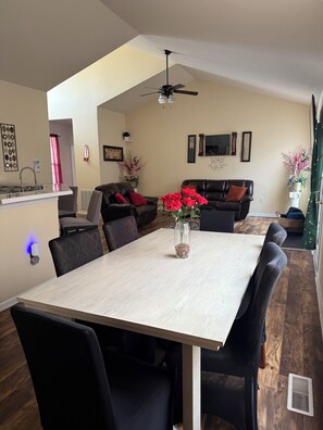 Dining - Charming 3-bedroom house in Saint Pauls with AC, WiFi (Saint Pauls)