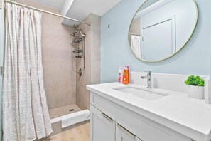 Shower, hair dryer - Amazing Contemporary Honolulu Loft w/ AC & Laundry (Honolulu)