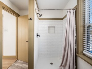 シャワー、ヘアドライヤー、タオル