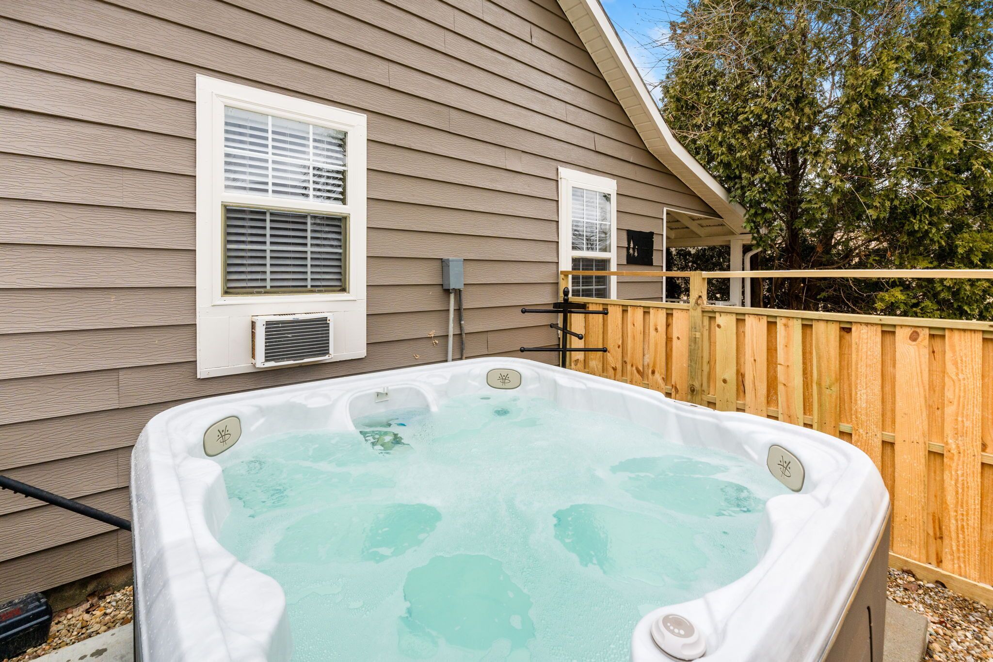 Banyera d'hidromassatge a l'aire lliure