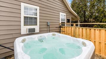 Banyera d'hidromassatge a l'aire lliure