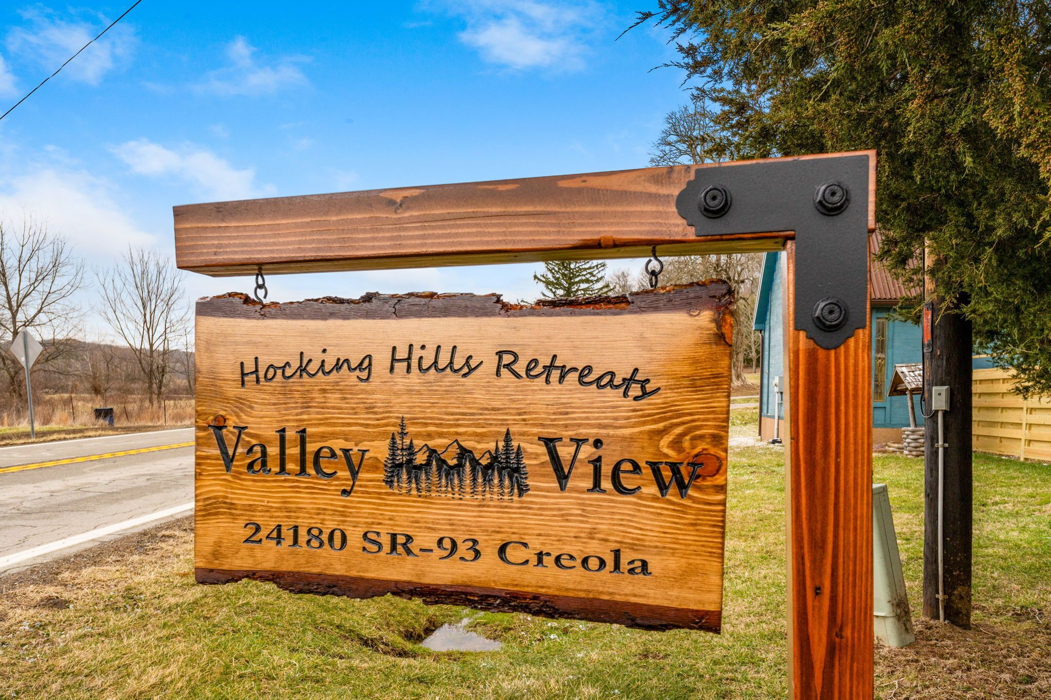 Placa de madeira para Hocking Hills Retreats, Valley View, com design rústico e silhueta de montanha.