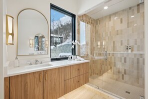 Dusche, Haartrockner, Handtücher