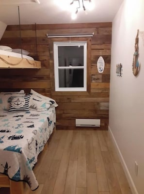 2 habitaciones, escritorio, tabla de planchar con plancha y wifi