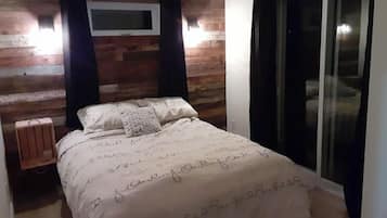 2 bedrooms, desk, iron/ironing board, WiFi