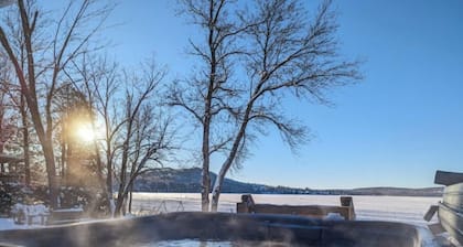 Chalet Au Quai des 3 Lacs. Bord de l'eau avec SPA Ă Val des Sources.