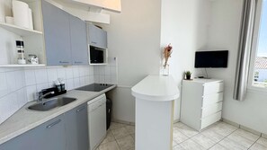 Fridge, dishwasher, toaster, cookware/dishes/utensils