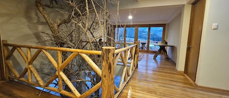 Habitación doble clásica, balcón, vista a la montaña | Área de sala de estar