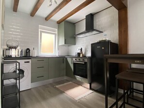 Kjøleskap, mikrobølgeovn, ovn og kokeplater