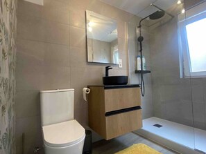 Dusj, hårføner og håndklær