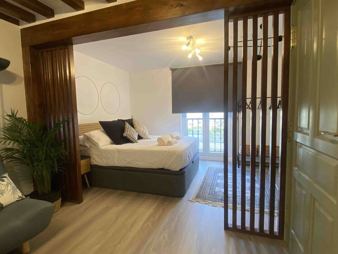 Fer et planche à repasser, lit parapluie, Wi-Fi, draps fournis