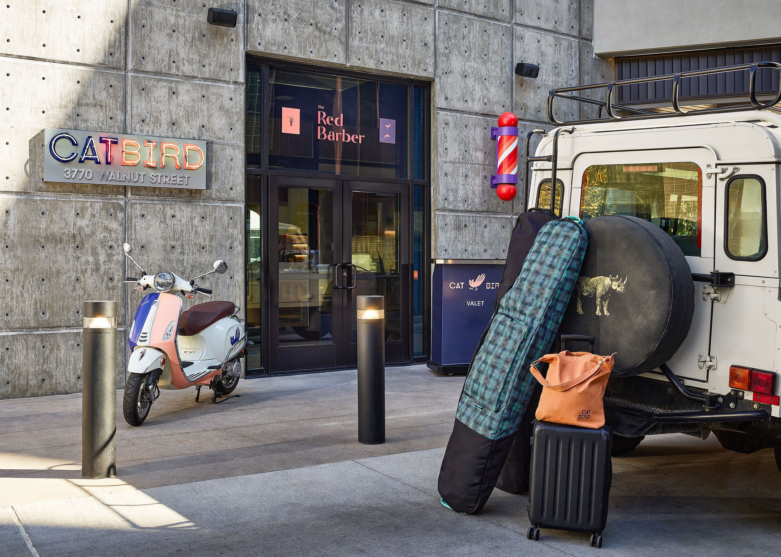 En bygning med et skilt, der viser "CATBIRD 3770 WALNUT STREET" og "the Red Barber".