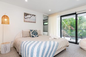 6 bedrooms, desk, iron/ironing board, WiFi