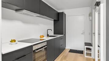 Køleskab, kogeplade, opvaskemaskine, kaffe-/temaskine