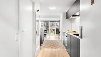 Køleskab, kogeplade, opvaskemaskine, kaffe-/temaskine