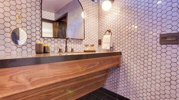 Een douche, een haardroger, handdoeken