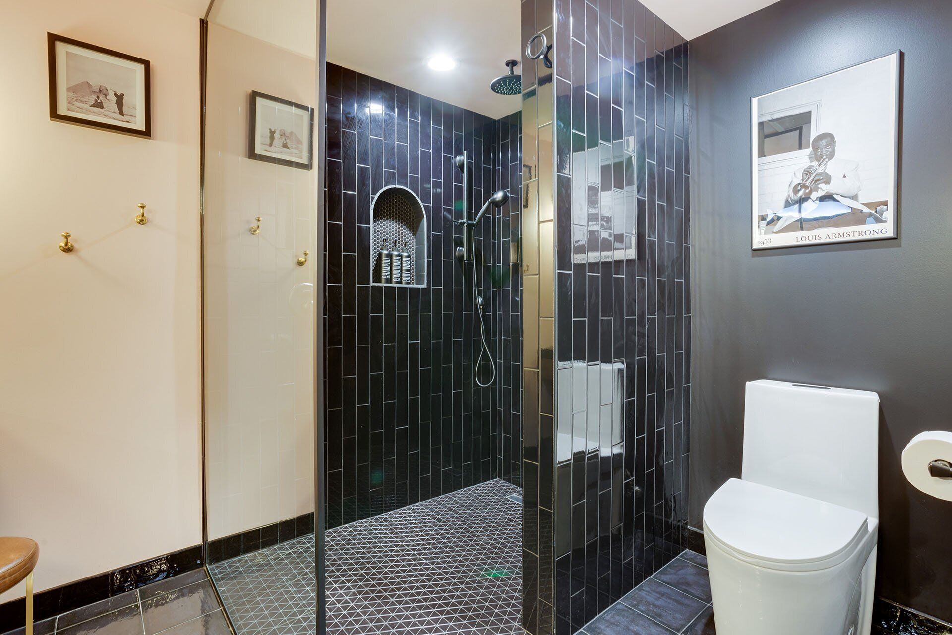 Ein modernes Badezimmer mit einer gläsernen Duschkabine, einer Toilette und einem Waschbecken.
