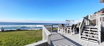 Ocean Front Home! Sleeps 12! Five Bedrooms + Guest Cottage! Hot Tub!