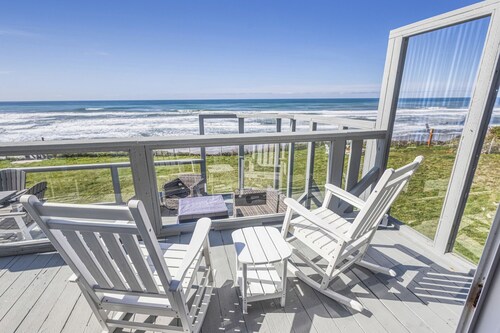 Ocean Front Home! Sleeps 12! Five Bedrooms + Guest Cottage! Hot Tub!