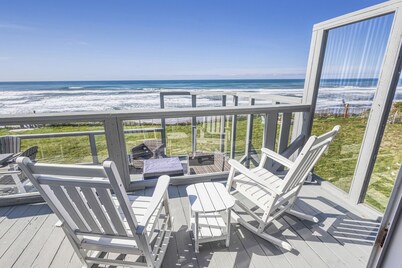 Ocean Front Home! Sleeps 12! Five Bedrooms + Guest Cottage! Hot Tub!