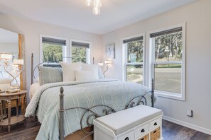 6 bedrooms, desk, iron/ironing board, free WiFi