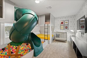 9 bedrooms, iron/ironing board, travel cot, free WiFi - Championsgate 9 Bedroom Pool Home with Game Room (Davenport)